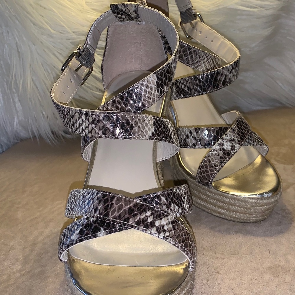 “Banana Republic” - Picture 4 of 8